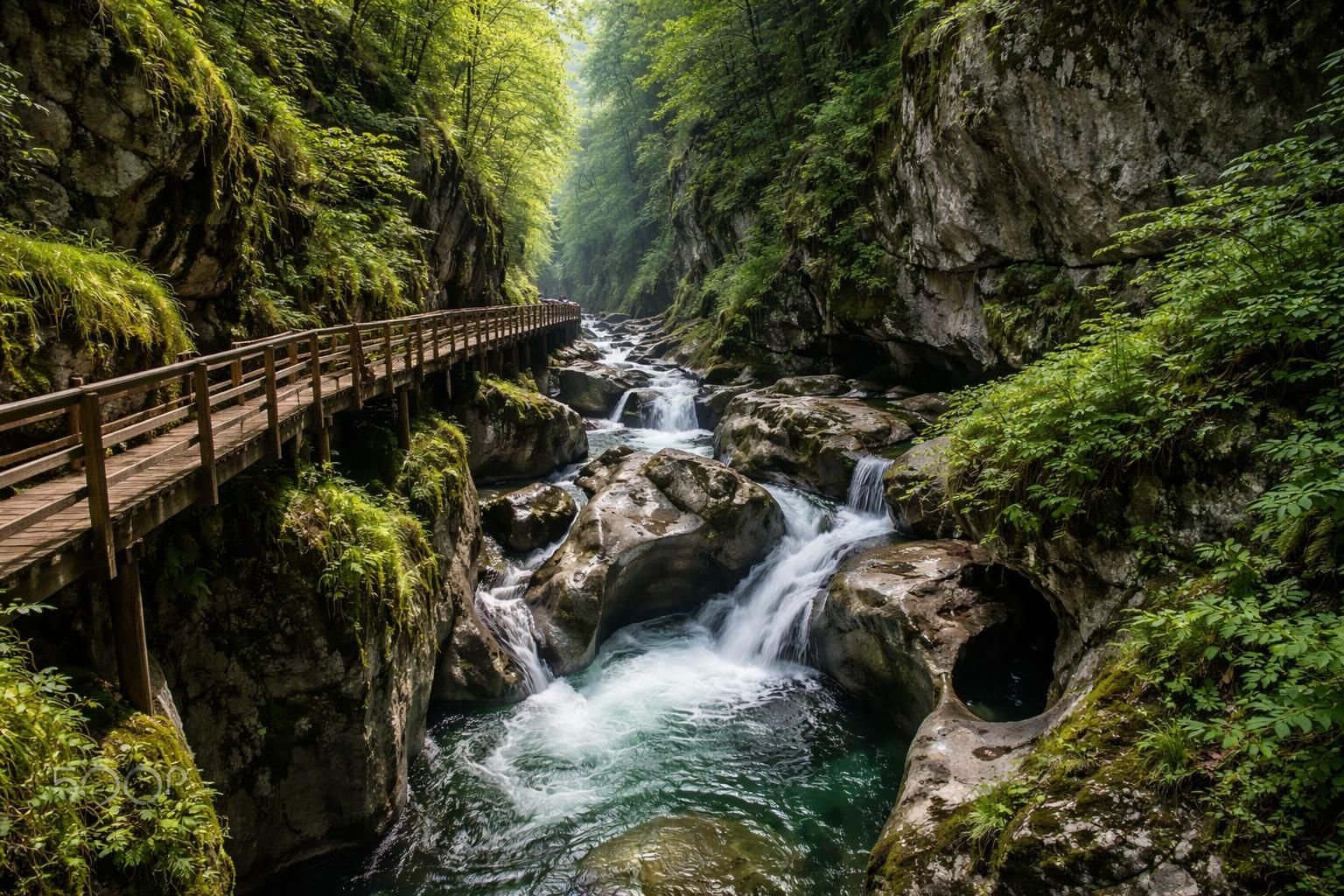 découvrez la gorge de l'abîme, un site naturel spectaculaire offrant des paysages impressionnants et des aventures inoubliables en pleine nature.